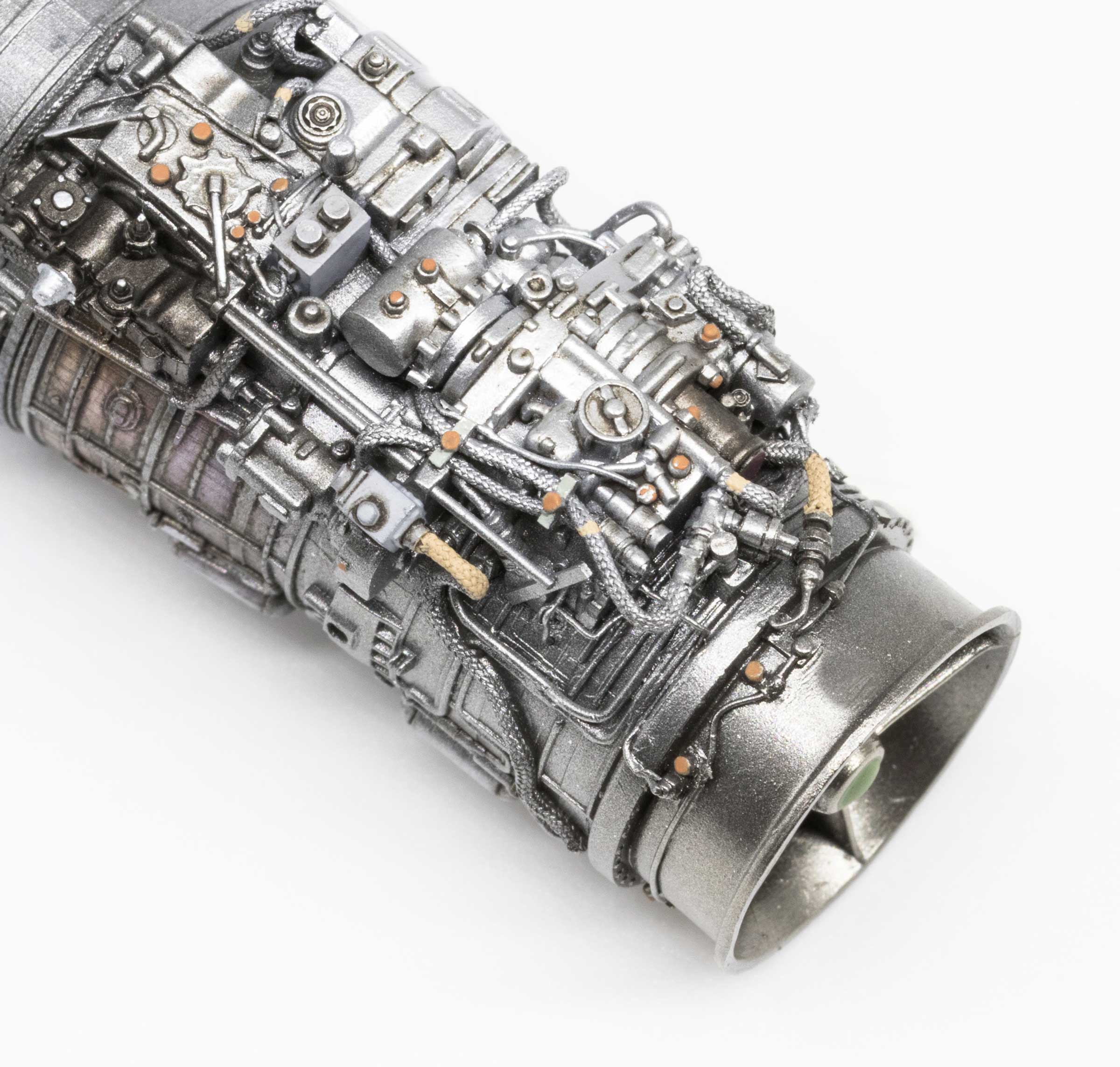 ANYZ ブレイデッドライン AN011 を使用した航空機エンジン配管ディテールの作例画像