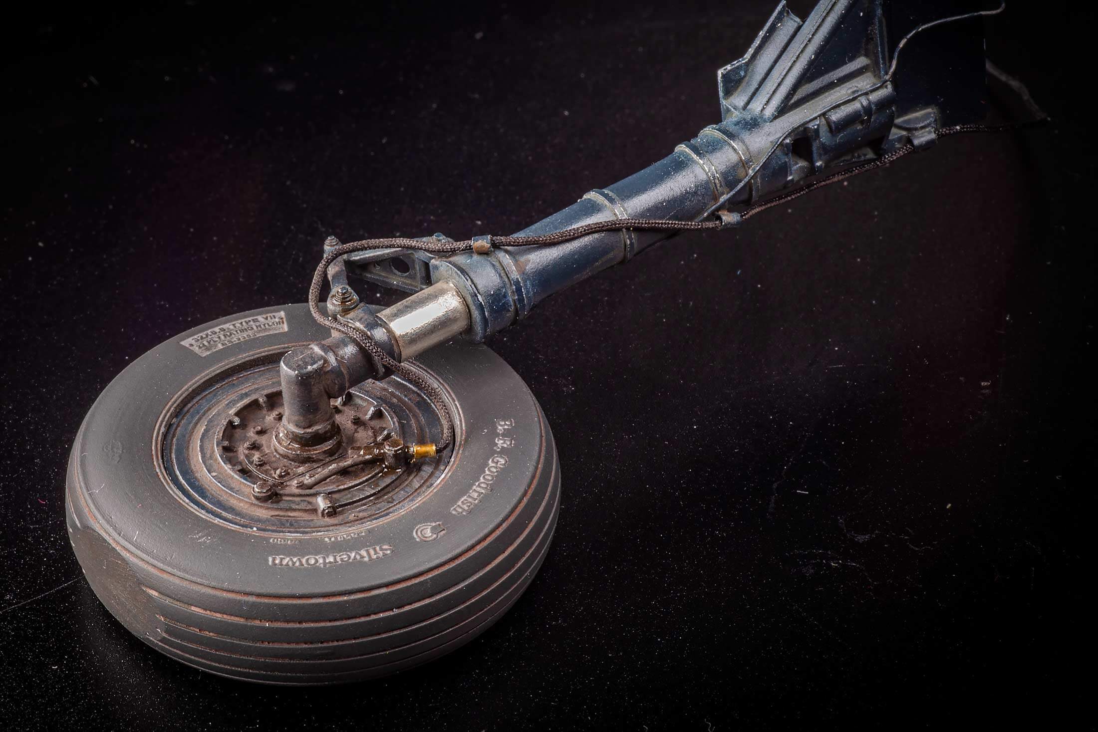 ANYZ ブレイデッドライン AN011 を使用した航空機脚部および油圧配管のディテール表現例