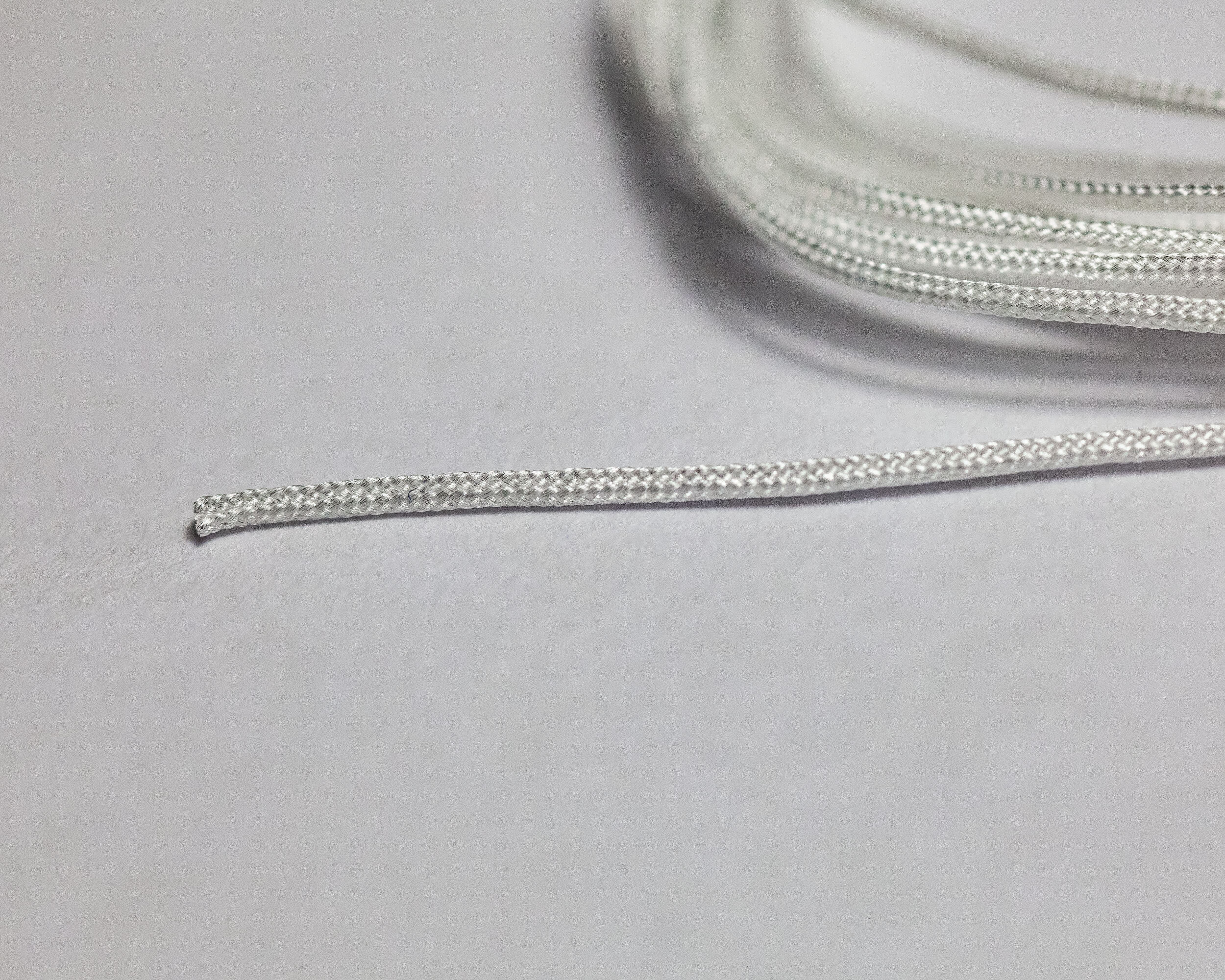 ANYZ ブレイデッドライン AN015 0.8mm:編み込み質感のクローズアップ