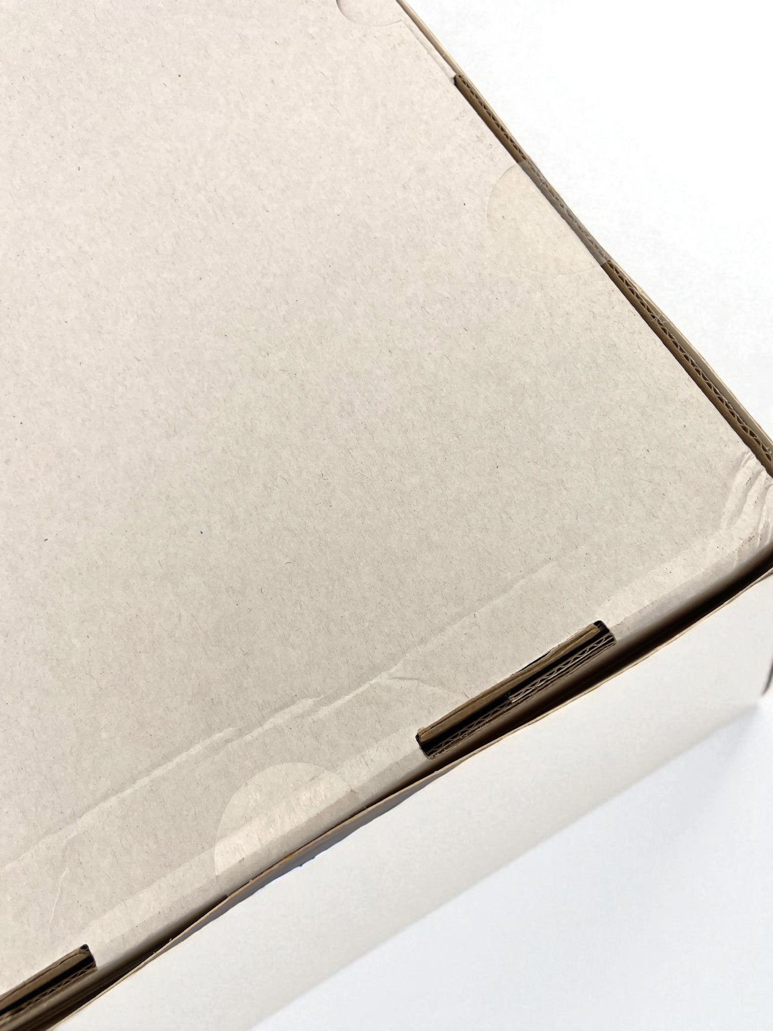 未開封を示すシュリンク包装の角アップ(ICM 1/35 T-34-85)