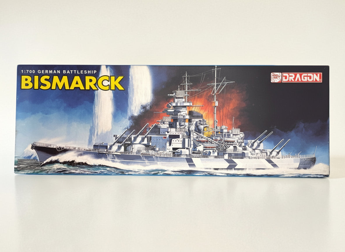 ドラゴン ドイツ戦艦 ビスマルク 1/700［7043］ボックスアート（砲撃中のビスマルク）