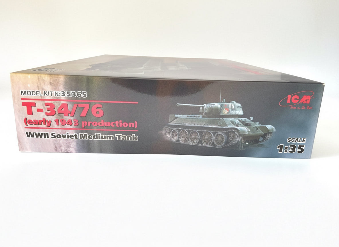 箱の角部（未開封シール付き）— ICM T-34/76（1943年初期型）1/35
