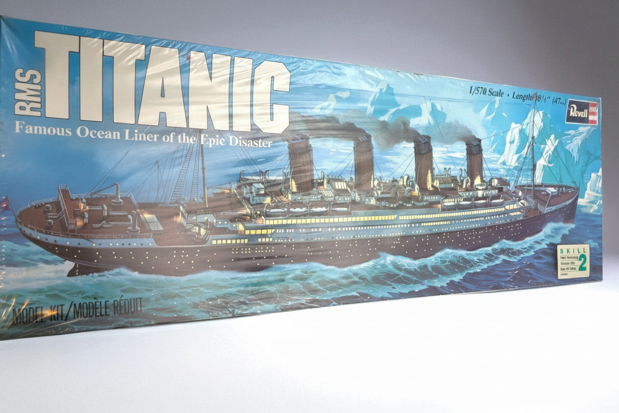 レベル RMS タイタニック 1/570［H-445］ボックスアート（氷山を背景に航行するタイタニック）