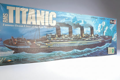 レベル RMS タイタニック 1/570［H-445］ボックスアート（氷山を背景に航行するタイタニック）